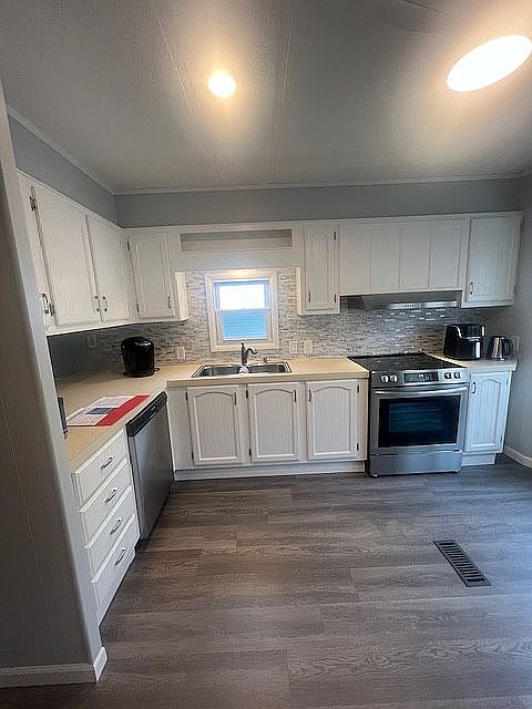 1st image of 213 Silver Maples Dr