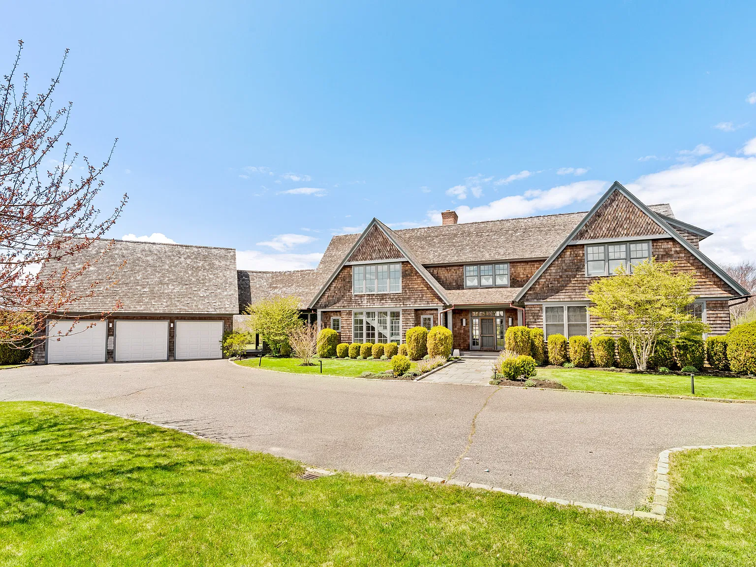 Magnificent Home in Sagaponack with Pool and Tennis! — Photo 1