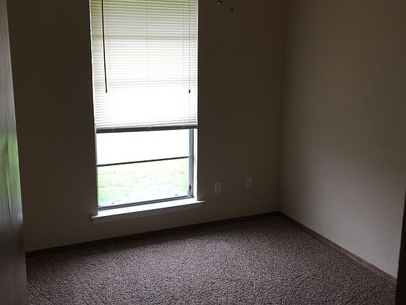 4th image of 410 E Brooks St