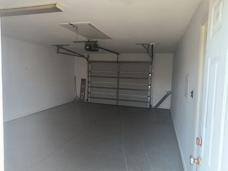 404 Elsmore Dr — Photo 2