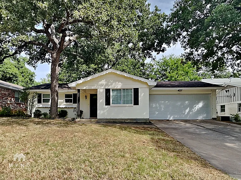 129 NE Michael Dr — Photo 1