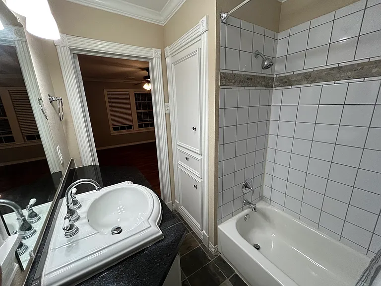 1608B Crockett St — Photo 8
