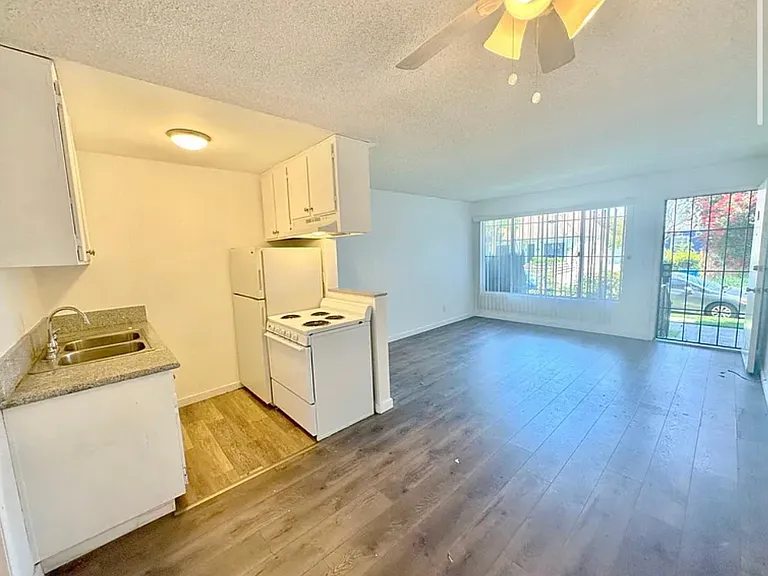 711 Machado Dr #4 — Photo 2