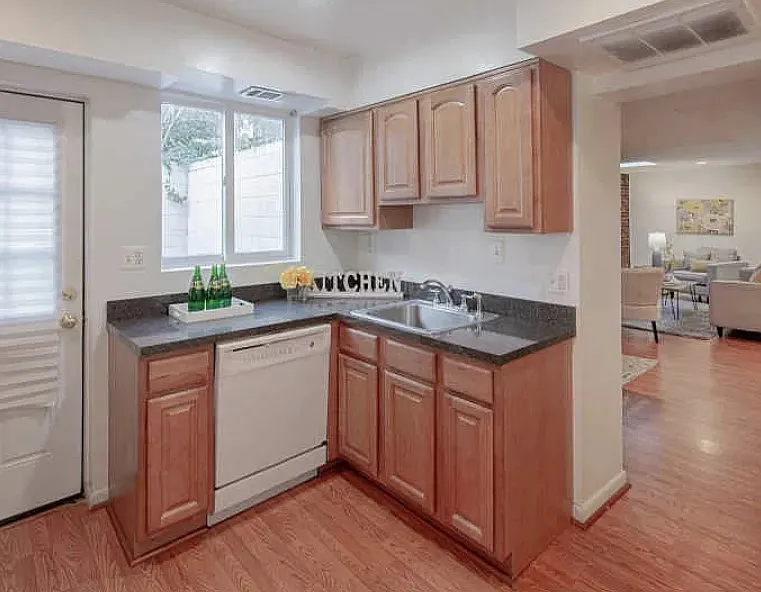 2 bed, 1.5 bath, 1526 sqft, $2,200 — Photo 2