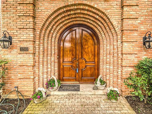 3rd image of 3203 Carisbrooke Ct