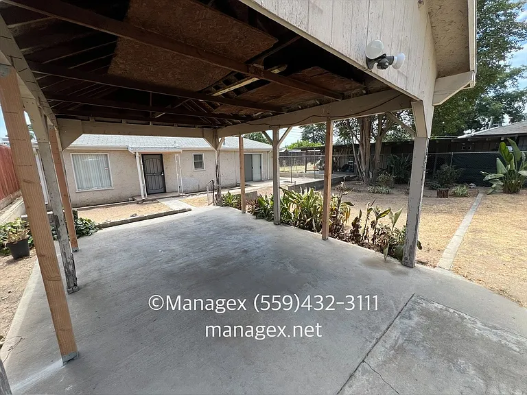 1428 E Brown Ave — Photo 3