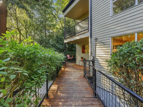 3921 SW Sweetbriar Dr, Portland, OR 97221