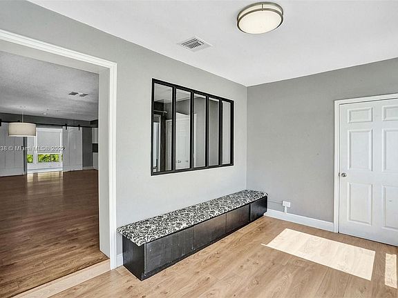 5th image of 9040 Carlyle Ave #1