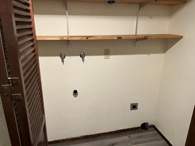 Washer Dryer (all electric) hookup in deep closet in main hallway makes convenient access (w/d not in garage). Tenant provides own washer/dryer. Closet is big and accommodates a full sized side by side set.