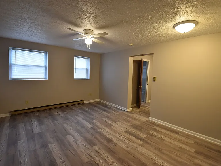 212 W East St — Photo 3