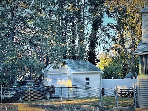4th image of 936 Woodland Ave
