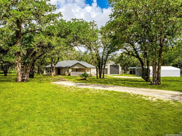 411 Shannon Ridge Dr, Floresville, TX 78114
