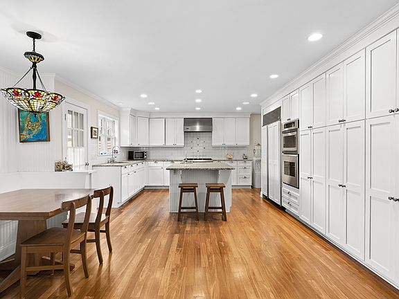 3rd image of 34 Hoppin Ave
