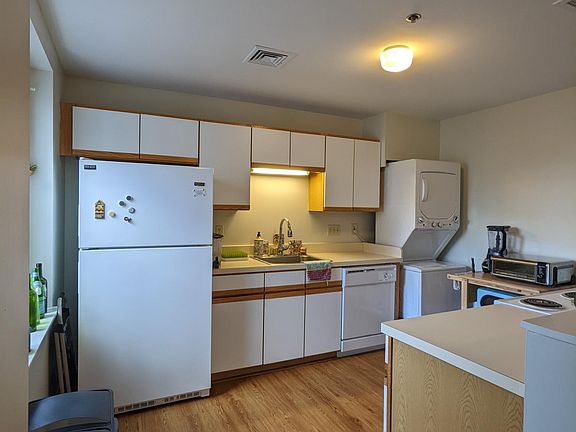 Kitchen with electric washer/dryer hook ups (get yours delivered and installed easily - elevator in building for large appliances/moving in/out)