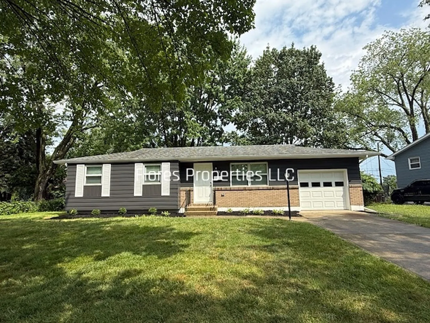 Cozy & Convenient: Charming 4BR/2.5BA Home in Columbus — Photo 1