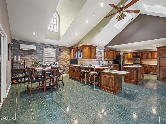 4th image of 377 Dominion Cir
