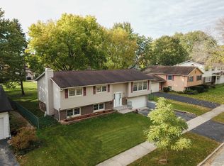 715 W Braeside Dr, Arlington Heights, IL 60004