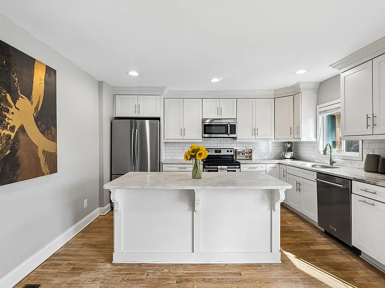 1016 Lenore St — Photo 4