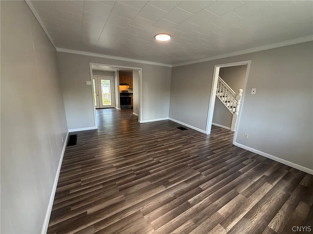 3 bed, 1.0 bath, 1200 sqft, $1,400 — Photo 2