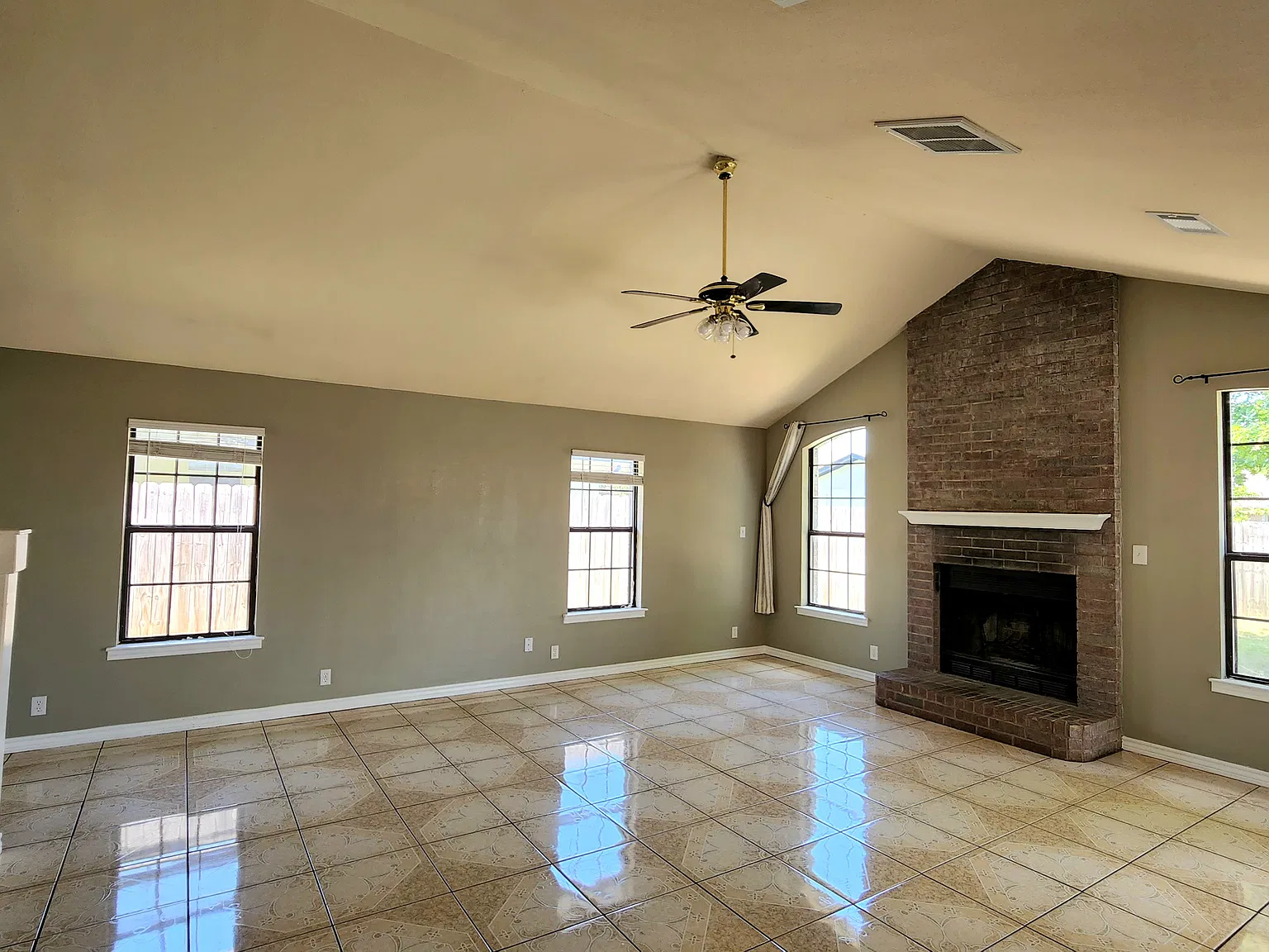 3 bed, 1631 sqft, $1,960 — Photo 4