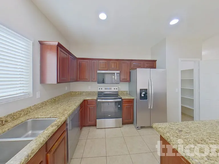 7050 W Sophie Ln — Photo 5