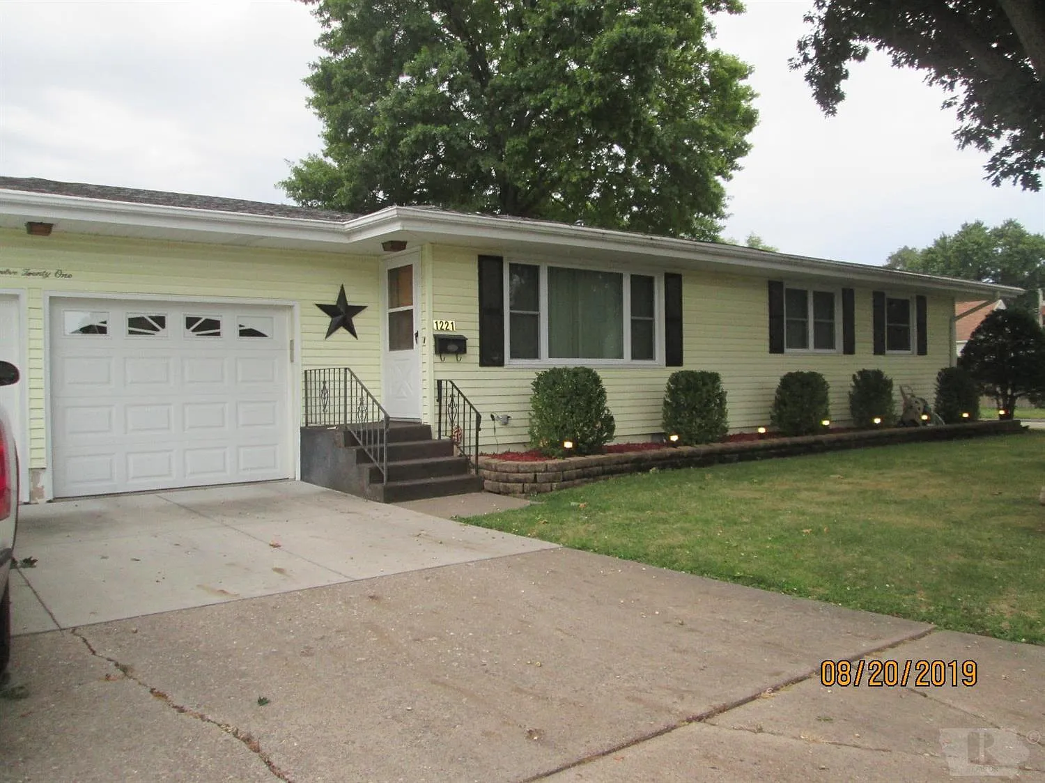 1221 Hedge Ave photo 1