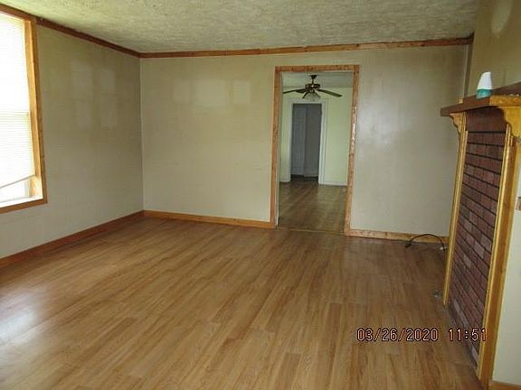 4th image of 1588 Elm St NE