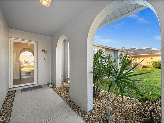 4th image of 240 SE 20th Pl