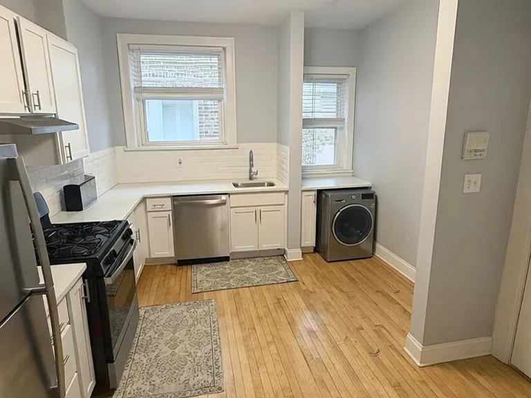 325 Kedzie St — Photo 8