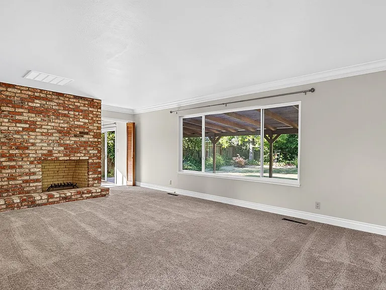1214 Kilarney Ln — Photo 8