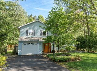 16 Wineberry Ln, Malta, NY 12020