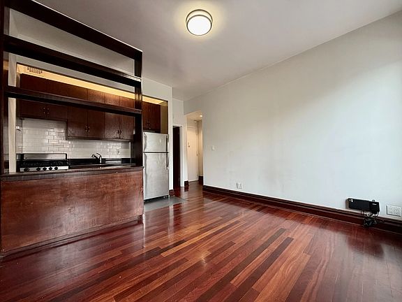 3rd image of 24 W 125th St #4