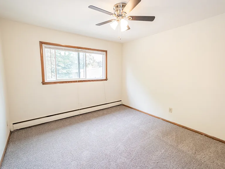 Sixth Street NE Apts — Photo 12
