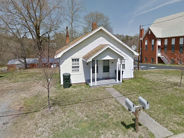 204 Doak St — Photo 1