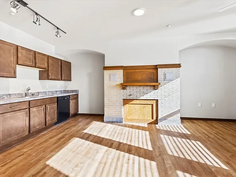 611 Mill St — Photo 2