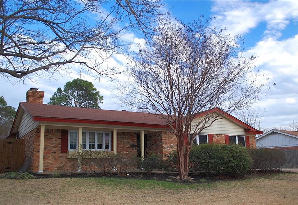 1st image of 1004 Livingston Dr