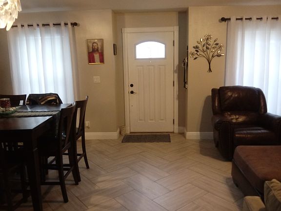 4th image of 218 SE Whitmore Dr