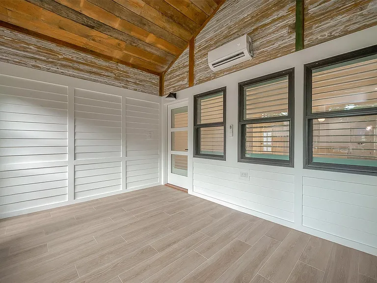 2702 Delano St — Photo 43