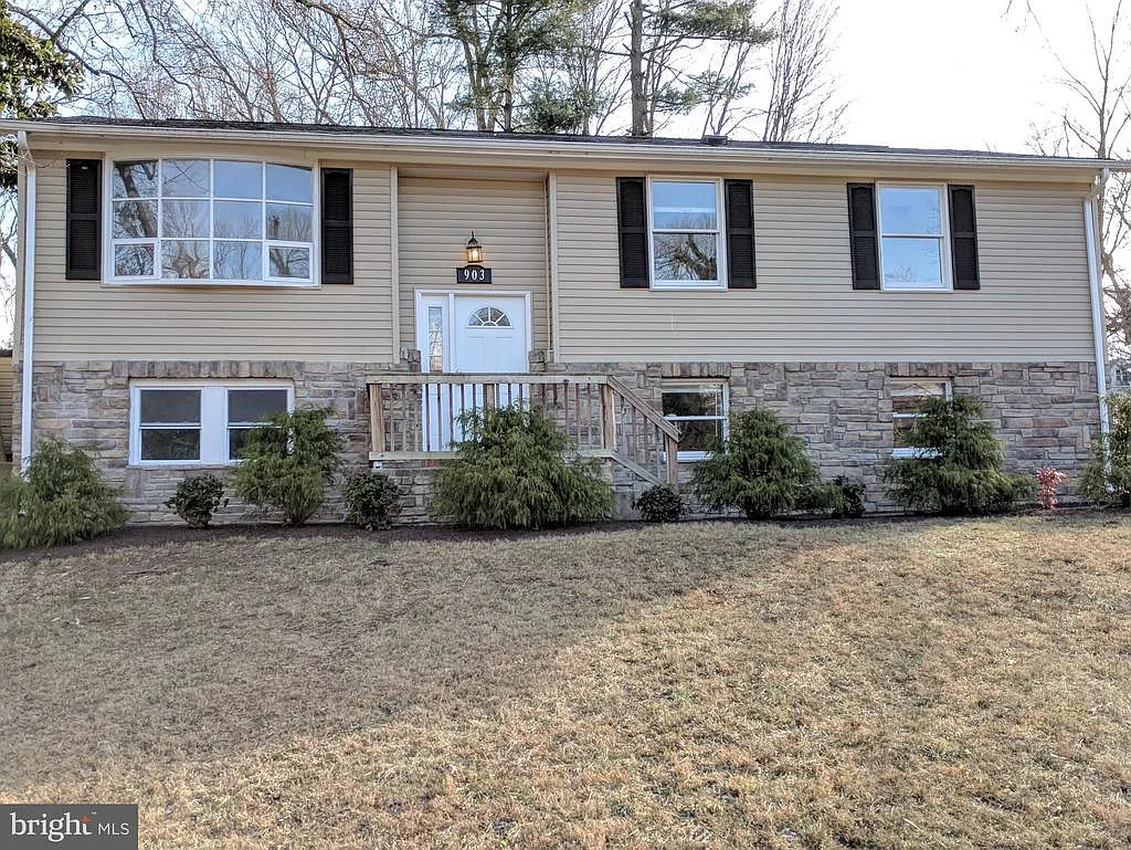 903 Charles St photo 1