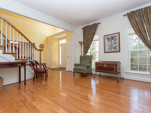 4th image of 34 Sentry Ct