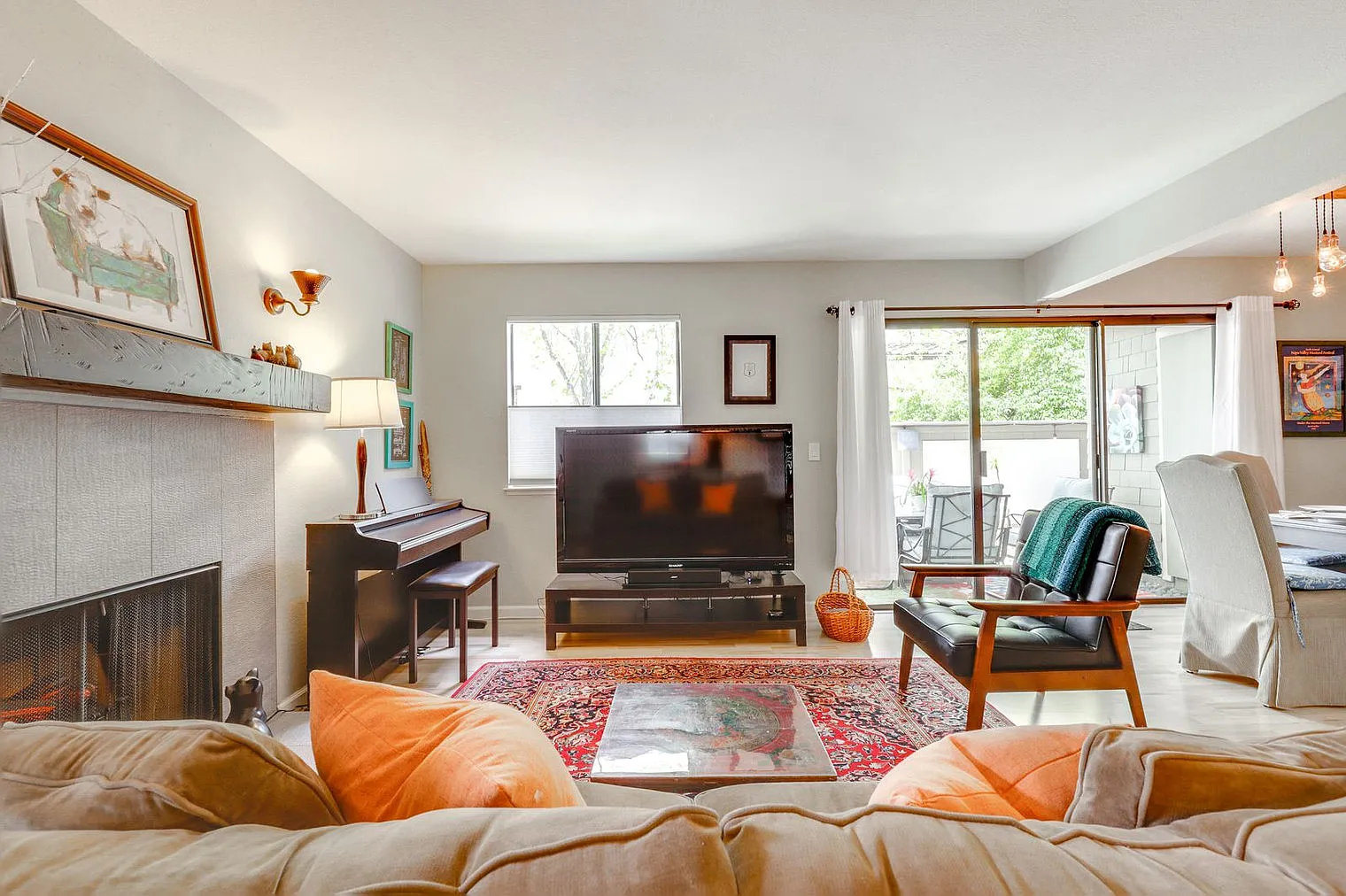 2 bed, 2.0 bath, 979 sqft, $4,660 — Photo 2
