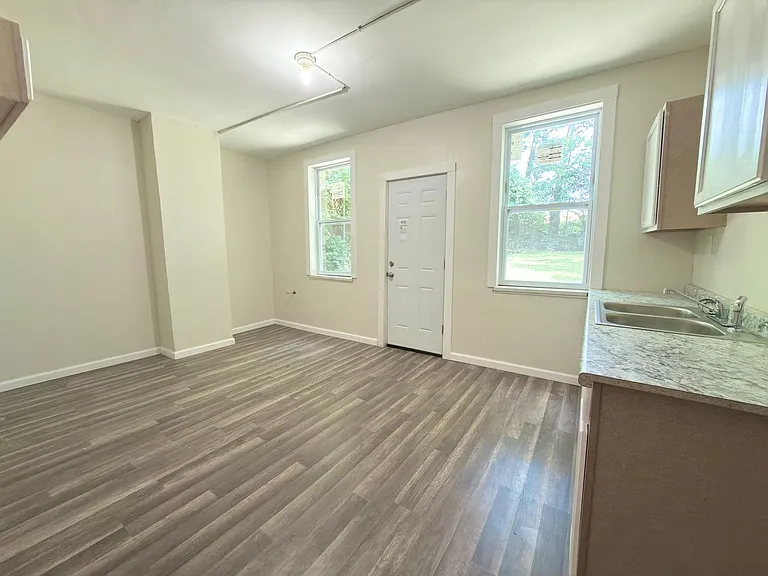 1030 Considine Ave — Photo 9