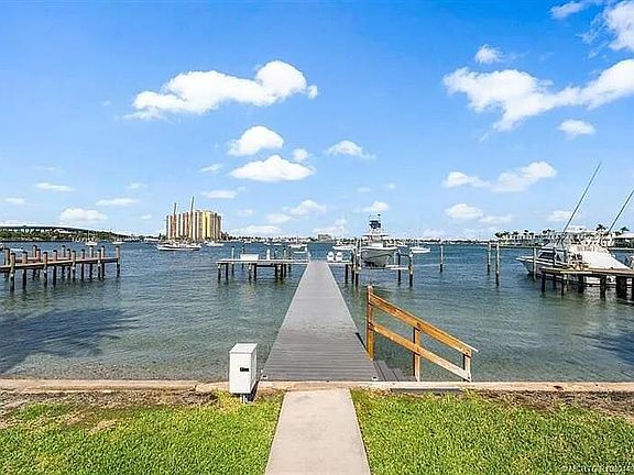 2nd image of 2941 Lake Dr