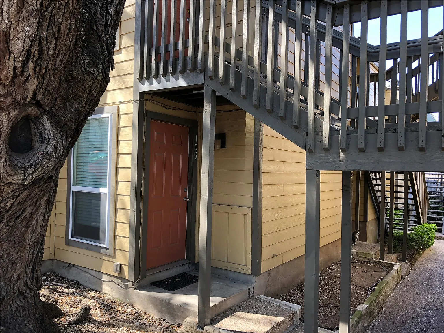 1 bed, 1.0 bath, 376 sqft, $950 — Photo 2