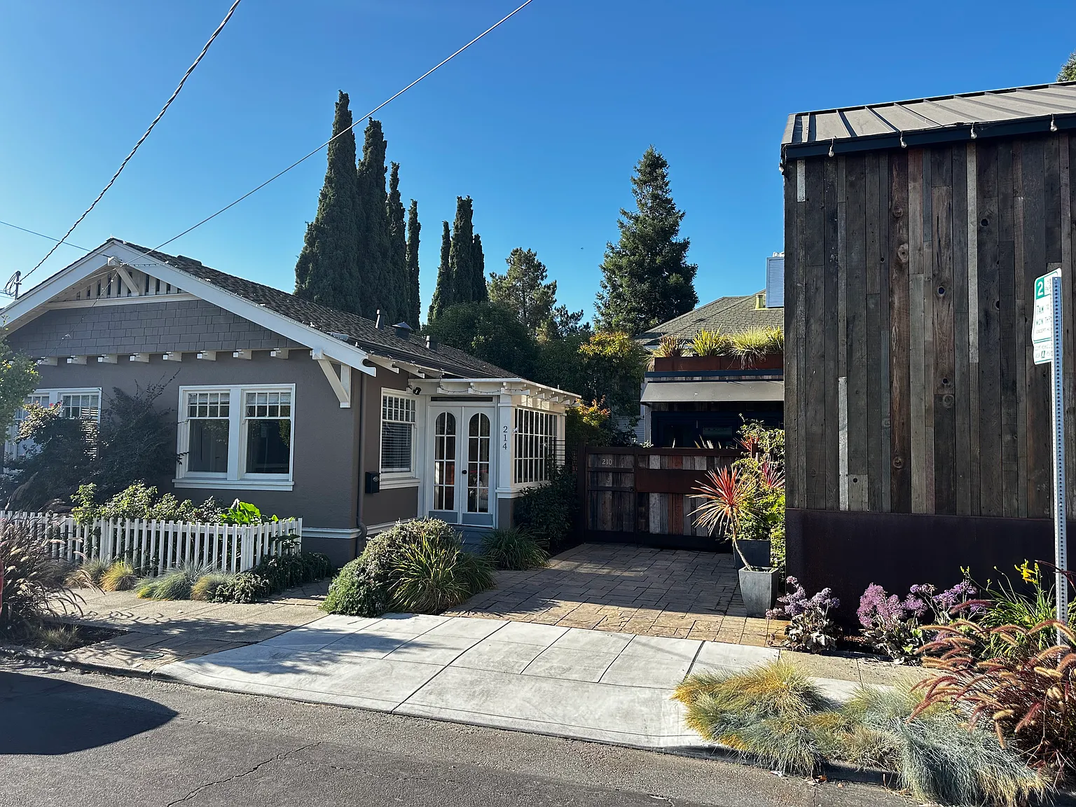 214 Hilton St — Photo 1