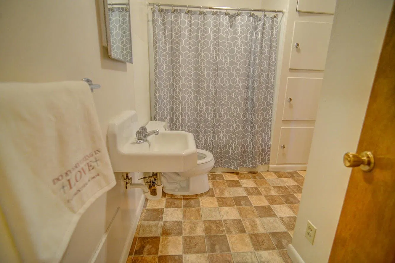 813 N Ewing St — Photo 3