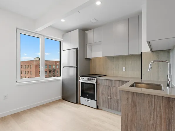 172-02 Hillside Avenue image 4 of 13