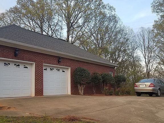 4th image of 700 The Oaks Dr