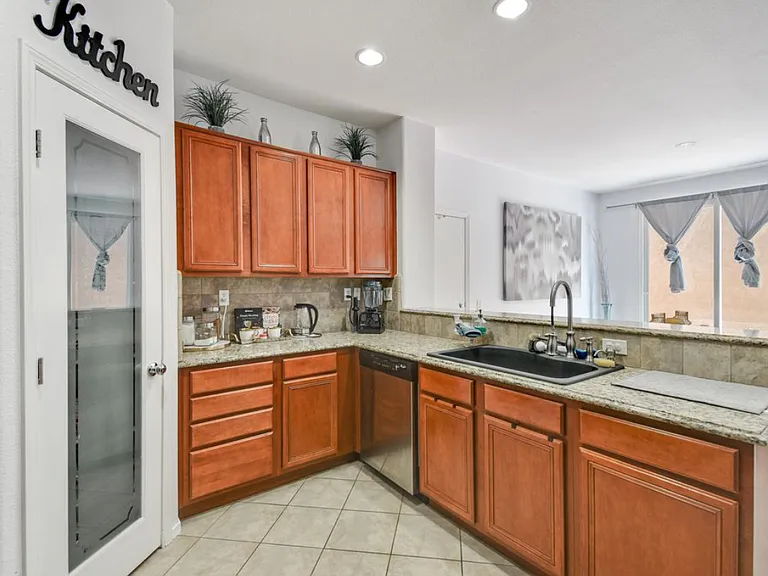 2559 Sparkling Water Ct — Photo 3