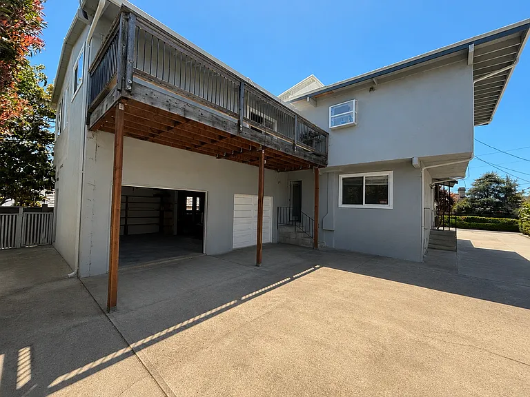 653 Bayview Dr — Photo 2